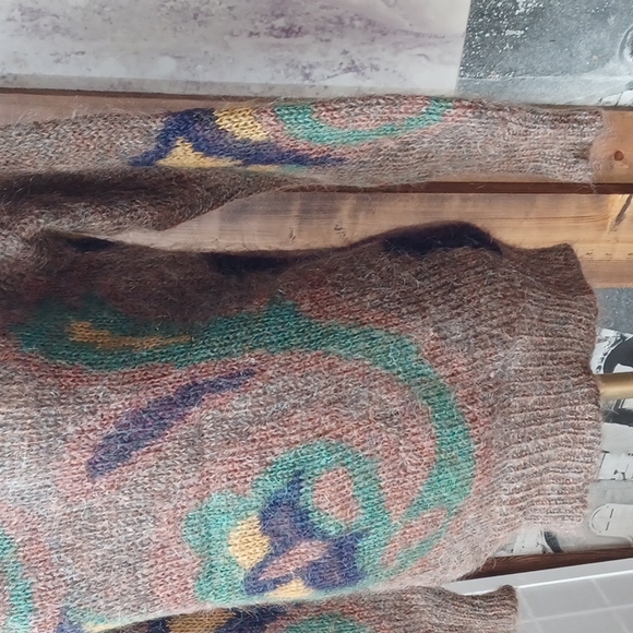 Laura Johnson sweater - Picture 3 of 16